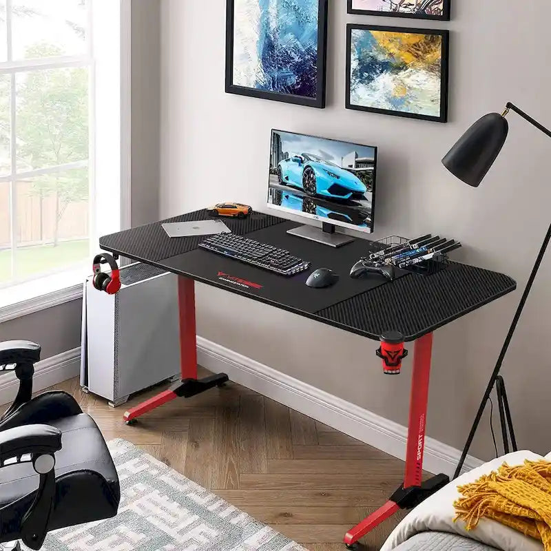 Bureau de jeu ergonomique en T pour PC avec tapis de souris intégral, support de manette, porte-gobelet et crochet pour casque