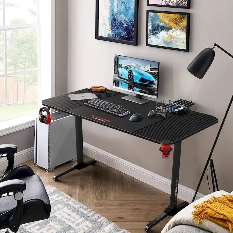 Bureau de jeu ergonomique en T pour PC avec tapis de souris intégral, support de manette, porte-gobelet et crochet pour casque