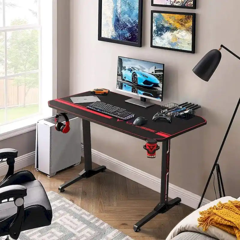 Bureau de jeu ergonomique en T pour PC avec tapis de souris intégral, support de manette, porte-gobelet et crochet pour casque
